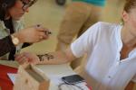 v stanku ADRA Slovensko byvala klientka projektu STEP 3 malovala henou